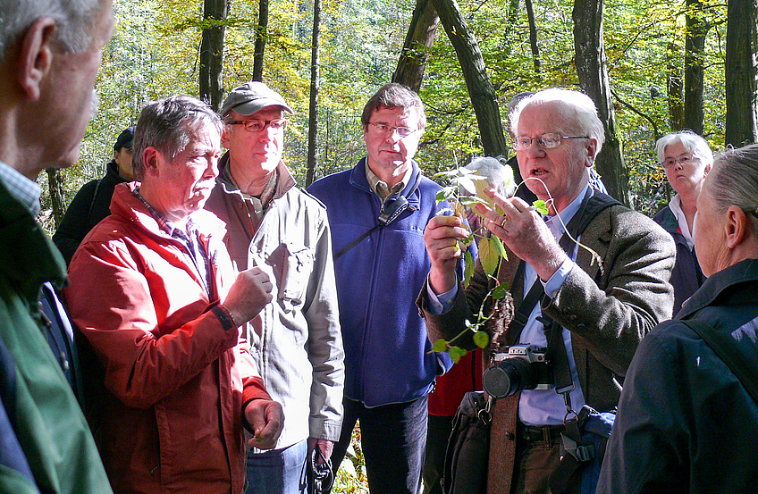 Prof. Konrad Arndt (3. von rechts) mit Udo Stangier (Mitte) und „Schnatgängern“ im Jahre 2010 im Ruller Bruch.