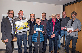 Bürgermeister Otto Steinkamp (links) und Stefan Sprenger (5. von links) überreichen die Preise an die Sieger der Aktion Stadtradeln.
