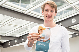 In frischer Optik präsentiert sich die 2018er Ausgabe des Wallenhorster Ortsplans – hier vorgestellt von Nils Tiedemann.