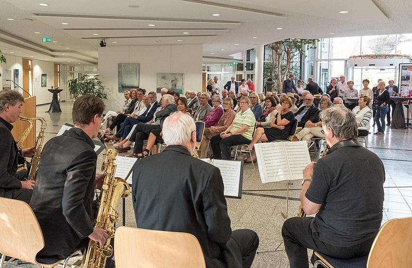 Musikalisch unterhält das Osnabrücker Saxophonquintett die Gäste der Vernissage.