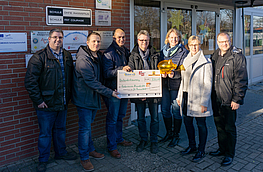 Spendenübergabe vor der Alexanderschule (von links): Matthias Herden und Michael Kupschus (beide Laptopstube), Mantur Izairi (Restaurant Neue Druckerei), Hans-Jürgen Klumpe („Wir für Wallenhorst“), Karin Witte und Anja Bartke vom Förderverein der Alexanderschule sowie Wirtschaftsförderer Frank Jansing. Foto: Laptopstube