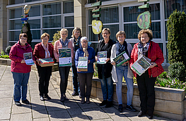Die Vertreterinnen der Wallenhorster Frauenverbände und Kornelia Böert (3. von rechts) freuen sich über das Ergebnis der Sammelaktion.