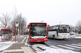 Die Busse der Linie 511 warten am Schulzentrum auf Fahrgäste.