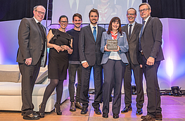 Ehrung für junges Engagement im Ehrenamt (von links): Weihbischof Johannes Wübbe, Ehrengast Sina Trinkwalder, Musiker Robert Redweik, Moderator Sven Lake, Preisträgerin Jacqueline Mauter, Laudator Martin Kempchen und Bürgermeister Otto Steinkamp.