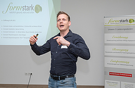 Markus Richter stellt den Gästen des Unternehmensfrühstücks die formstark-Lounge vor.