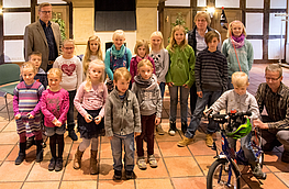 Die Gewinner des Luftballonwettbewerbs 2015 mit Bürgermeister Otto Steinkamp (hinten links), Ingrid Vornholt (5. von rechts) und Verwaltungsmitarbeiter Dirk Detmer (rechts).