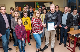 Hand in Hand in die berufliche Zukunft: Klassensprecherin Lara Lorenz und Stavermann-Mitarbeiter Jan Kampe (vorn) präsentieren den frisch unterzeichneten Vertrag, begleitet von Thomas Behning (links), Katharina Redders (3. von links), Otto Steinkamp (5. 