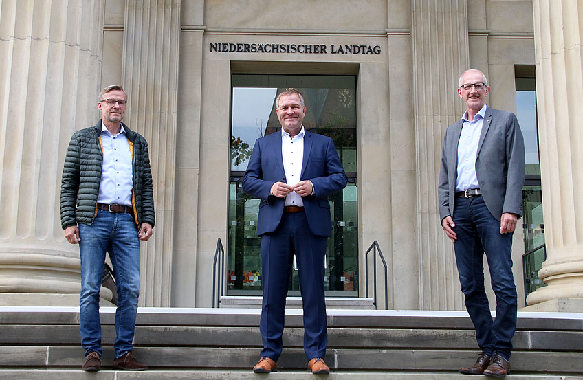 Bürgermeister Otto Steinkamp und Viktor Hermeler mit dem Abgeordneten Guido Pott vor dem Niedersächsischen Landtag.