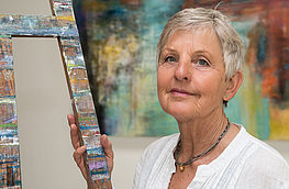 Großformatige Werke in mehreren Schichten prägen das Schaffen von Annette Piwowarski. Diese zeigt sie auch in der Ausstellung „Farbfelder“ in Wallenhorst.