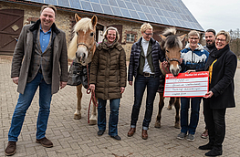 Manfred Inden, Daniela Kray, Monika Scholz, Annette Bohnenkämper, Heiko Cieslik (Wittfeld GmbH) und Kornelia Böert (von links) mit den beiden Therapiepferden Tara und Lina bei der Spendenübergabe.