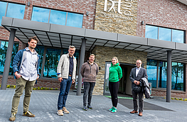 Johannes Glathe, Bürgermeister Otto Steinkamp, Lars Ossenbeck, Studioleiterin Nicole Kroop und Frank Jansing vor dem fit plus in Wallenhorst.