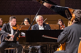 Pianist, Dirigent und Moderator in einem: Justus Frantz.