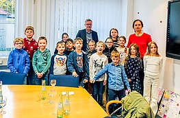 Kinder der Erich-Kästner-Schule überreichen mit ihrer Lehrerin Sandra Nee Puzzleteile an Bürgermeister Otto Steinkamp.