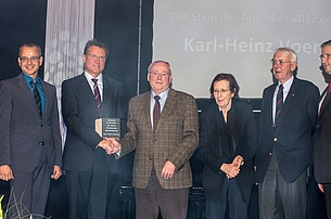 Zum „Stein des Anstoßes“ gratulierten Karl Heinz Voerste (Dritter von links) Christian Böwer, Ulrich Belde, Heide Simonis, Walter Remmers und Karl-Heinz Ast (von links).