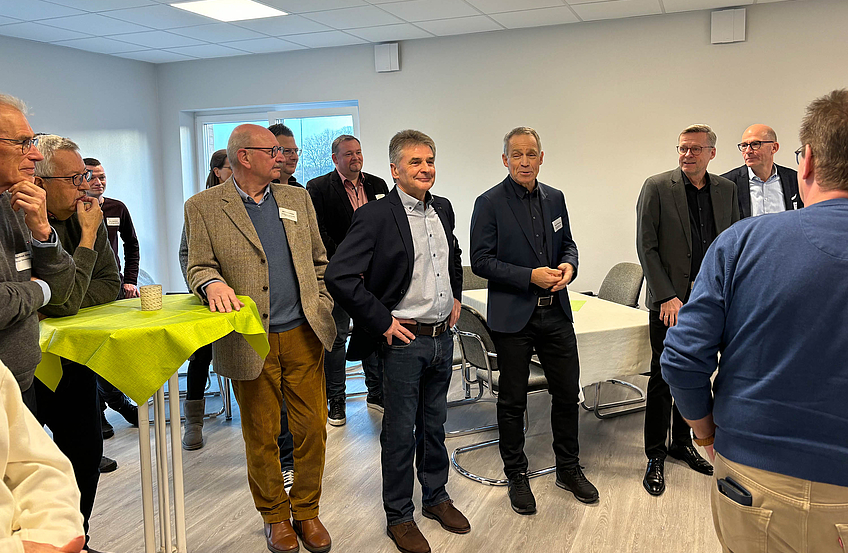 Hans Stegemann und Eugen Wellmann (Mitte) begrüßen die Gäste des Unternehmensfrühstücks in der neuen Geschäftsstelle des TuS Eintracht Rulle.