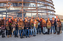 Gemeinsam mit Dr. Mathias Middelberg (2. von rechts) genießt die Reisegruppe auf der Dachterrasse des Reichstagsgebäudes den Sonnenuntergang über Berlin.