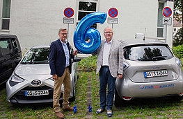 Bürgermeister Otto Steinkamp und Stadtteilauto-Geschäftsführer Werner Linnenbrink am Carsharing-Standort Wallenhorst.