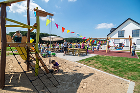Vielfältige Spielmöglichkeiten bieten die Spielplätze in Wallenhorst – hier der Spielplatz an der Nikolaus-Groß-Straße bei seiner Eröffnung im Sommer 2015.