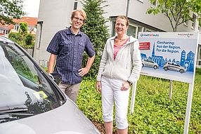 Klimaschutzmanager Stefan Sprenger (links) mit Christina Benze am Wallenhorster Rathaus, wo zwei Carsharingfahrzeuge von Stadtteilauto zur Verfügung stehen.