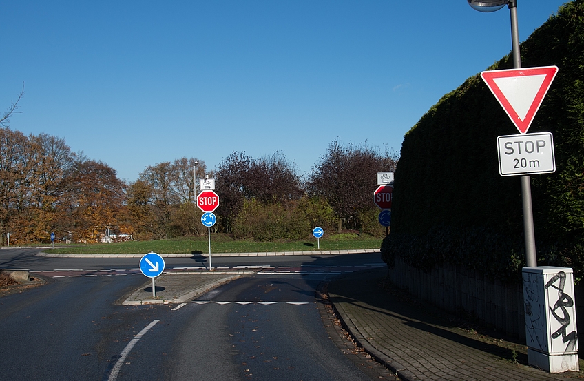 Ungewöhnlich, aber als Schutz für Radfahrer hoffentlich effektiv: Stoppschilder vor dem Kreisverkehr.