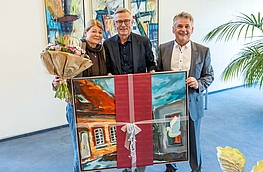 Hans Stegemann überreicht Otto Steinkamp ein Bild.