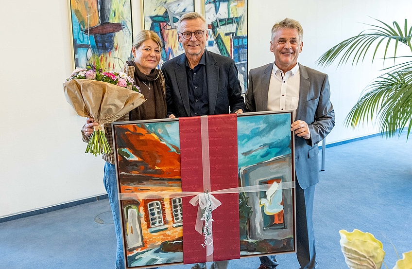 Hans Stegemann überreicht Otto Steinkamp ein Bild.
