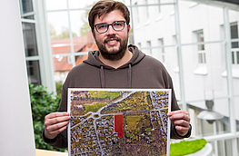 Martin Wendland mit dem Lageplan des Baugebietes