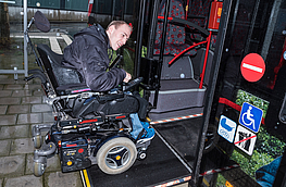 Jens Bockgrawe demonstriert die Einfahrt über die Rampe in einen Linienbus mit einem E-Rollstuhl. Personen mit E-Rollstühlen werden von den Verkehrsbetrieben selbstverständlich mitgenommen. Seit kurzem gilt dies unter bestimmten Voraussetzungen auch für Fahrgäste mit E-Scootern.