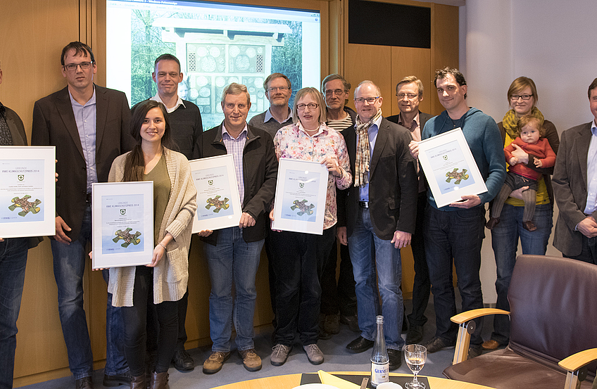 Das Engagement der Preisträger honorierten Thomas Jablonski (6. von rechts), Bürgermeister Otto Steinkamp (5. von rechts) und Udo Stangier (rechts) mit der Verleihung des RWE-Klimaschutzpreises.