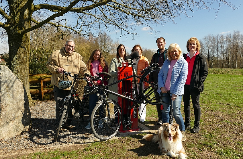 Die Vertreter der Tourismusarbeitsgemeinschaft VarusRegion präsentieren die neue Fahrrad-Reparaturstation in Belm.