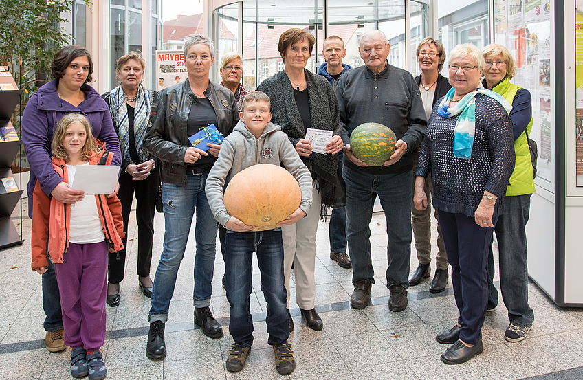 Glück gehabt: Elias Lamma (6. von links), Martina Dieck-Schwertmann (4. von links) und Rosemarie Linnemann (7. von links) durften sich über attraktive Preise freuen.