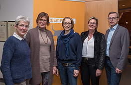 Laden zum Betrachten und Diskutieren der Ausstellung ein: Die Gleichstellungsbeauftragten im Nordkreis Maria Stuckenberg (Stadt Bramsche), Regina Bien (Samtgemeinde Bersenbrück), Ann Kristin Schneider (Samtgemeinde Artland) und Kornelia Böert sowie Wallenhorsts Bürgermeister Otto Steinkamp (von links).