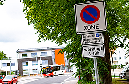 Im Ortskern von Rulle ist das Parken nur innerhalb der gekennzeichneten Flächen gestattet. Werktags von 8 bis 18 Uhr gilt eine Parkscheibenregelung für zwei Stunden.