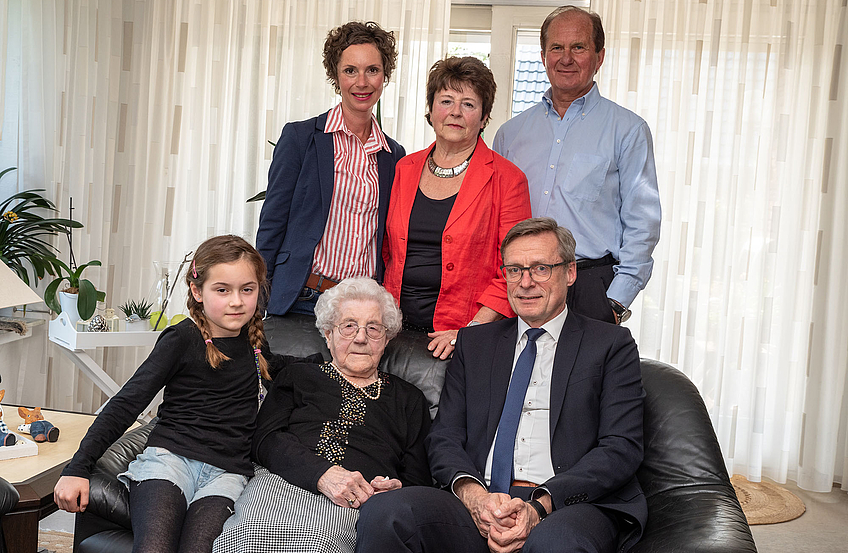 Jubilarin Erna Krause mit Urenkelin Fenka, Enkeltochter Simone, Tochter Christa und Schwiegersohn Hans-Gerhard Fischer sowie Bürgermeister Otto Steinkamp.