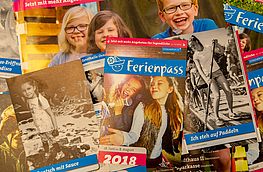 Volles Programm: auf den gut 150 Seiten des Programmheftes finden sich vielfältige Angebote zur Feriengestaltung.