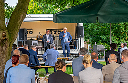 Hans-Jürgen Klumpe und Bürgermeister Otto Steinkamp auf der Bühne im Biergarten..