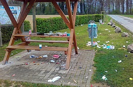 Müll und Zerstörung auf dem Rastplatz am Wegekreuz.