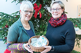 Kornelia Böert überreicht die Spende für die Frauenberatungsstelle an Katharina Wittenbrink und freut sich über eine gelungene Veranstaltung zum Anti-Gewalt-Tag.