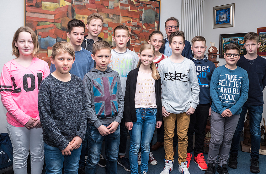 Gruppenbild mit Bürgermeister: Zwölf Schülerinnen und Schüler verbrachten ihren Zukunftstag bei der Gemeinde Wallenhorst.