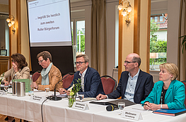 Zum letzten Mal in diesem Jahr bat Bürgermeister Otto Steinkamp (Mitte) zum „Wallenhorster Bürgerforum“. Der Dialog mit den Bürgerinnen und Bürgern soll jedoch intensiv fortgesetzt werden, insbesondere zum Projekt „Neue Mitte Wallenhorst“.