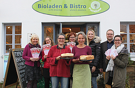 Losten die glücklichen Gewinner aus (von links): Anette Lange (Bohmte), Maike Schlichting (Ostercappeln), Franziska Wagner (Café Pusteblume), Christiane Wagner (Bramsche), Christiane Kaufmann (Café Pusteblume), Elisa Holtkamp (Bohmte), Frank Jansing (Wallenhorst) und Luisa Korte (Bad Essen).