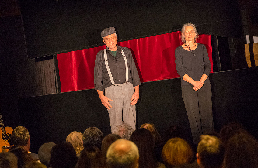 Harald und Dagmar Voß nach der Vorstellung vor ihrem Marionettentheater.
