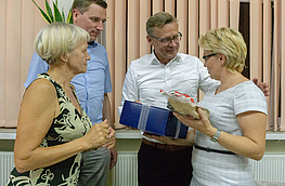 Geschenkübergabe beim offiziellen Abendessen in Stawiguda: Dolmetscherin Renata Rabe, stellv. Ratsvorsitzender Mark Brockmeyer, Bürgermeister Otto Steinkamp und Bürgermeisterin Irena Derdoń (von links).