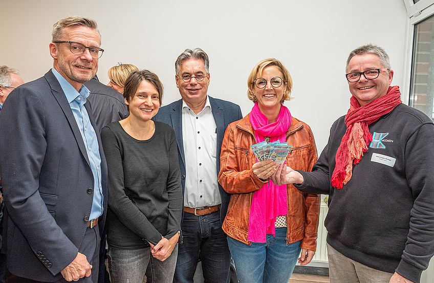 Bürgermeister Otto Steinkamp, Mona Elbel, Clemens Lammerskitten, Astrid Wesselkamp und Hans-Jürgen Klumpe (von links) bei der Spendenübergabe.