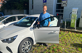 Stefan Brune mit dem Carsharingfahrzeug am Wallenhorster Rathaus.