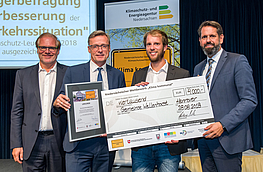 Landkreistags-Präsident Bernhard Reuter, Bürgermeister Otto Steinkamp, Klimaschutzmanager Stefan Sprenger und Umweltminister Olaf Lies (von links) bei der Preisverleihung in Hannover. Foto: Ulrich Pucknat