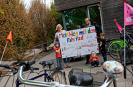Nadine Schulze und Stefan Sprenger freuen sich über zahlreiche Punkte, die die Kinder für ihre Fahrradfahrten auf das Plakat kleben.