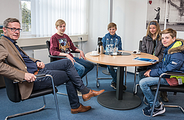 Bürgermeister Otto Steinkamp gewährte Sönke Bekermann, Tom Schütte, Emilia Wenzel und Ole Kujas (von links) einen Einblick in seinen Arbeitsalltag.