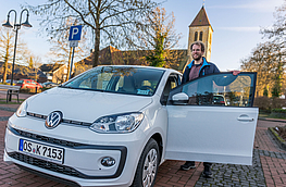 Stefan Sprenger mit dem neuen Fahrzeug am Josefsplatz in Hollage.