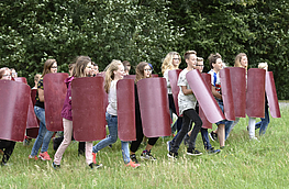 Viele spannende Angebote warten auf die Ferienkinder. Sie können unter anderem einen Tag als Legionär im Museum und Park Kalkriese erleben. Foto: Varusschlacht im Osnabrücker Land GmbH